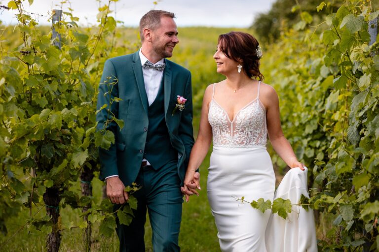 Séance de couple dans les vignes pour un mariage à la Cour de Séraphin en Alsace