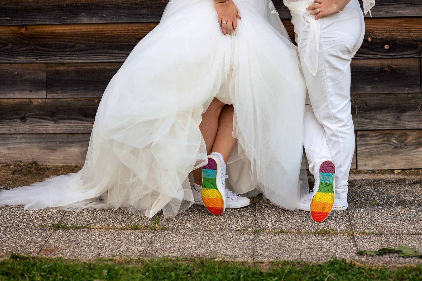 Les mariées portent les meme chaussure avec des semelles arc en ciel LGBT