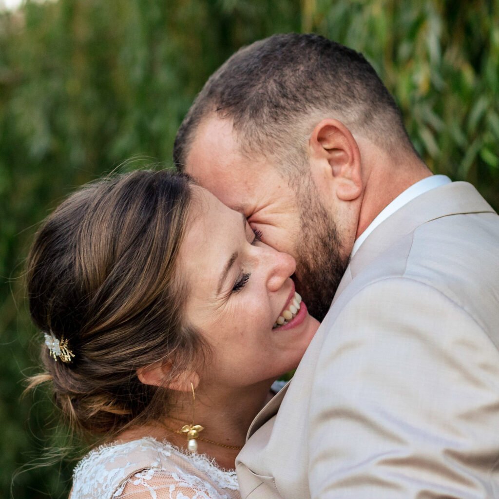 Couple qui s'embrasse au chateau d'osthoffen par Once Upon a Day, duo photo video de mariage