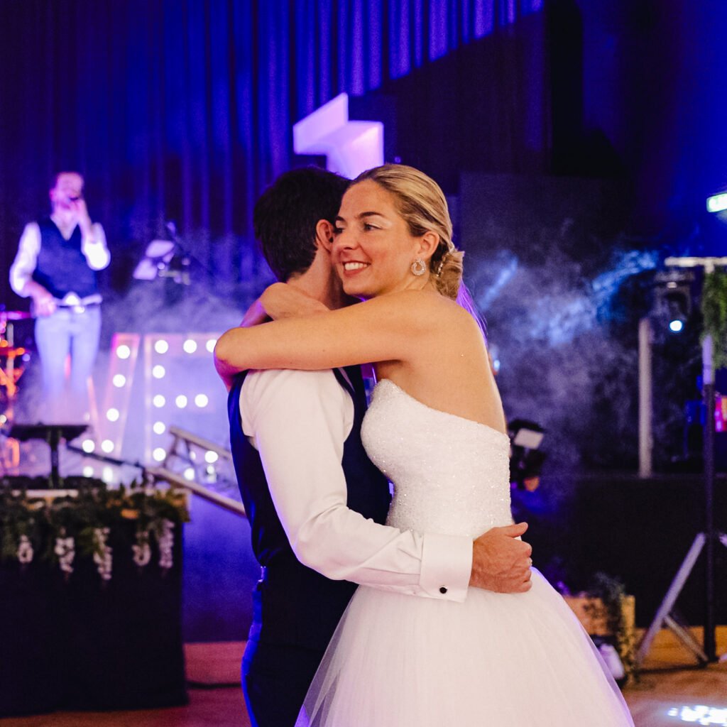 Couple qui danse lors de l'ouverture de bal au Pavillon Joséphine à Strasbourg par Once Upon a Day duo photo et video de mariage en Alsace