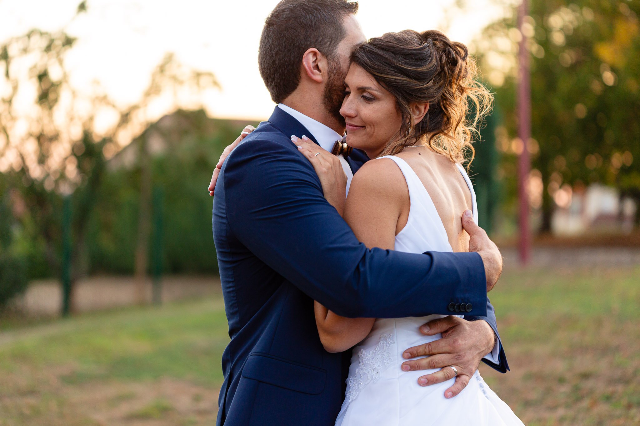 Deux mariés s’enlaçant lors de leur journée de mariage, instant authentique capturé par Once Upon A Day en Alsace
