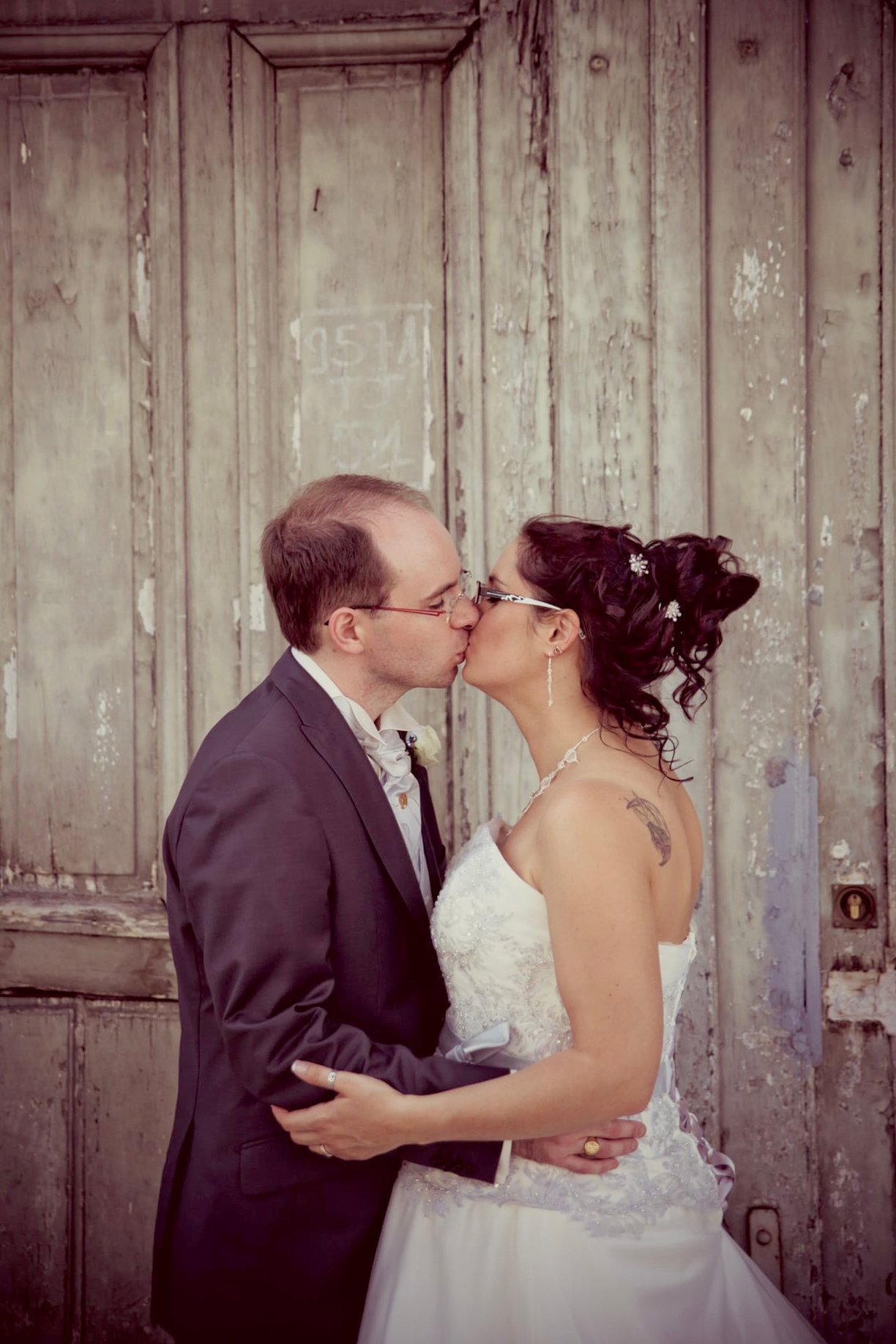 Laetitia et Clément le jour de leur mariage, partageant un moment complice et souriant — par Once Upon a Day duo photo et vidéo de mariage en Alsace