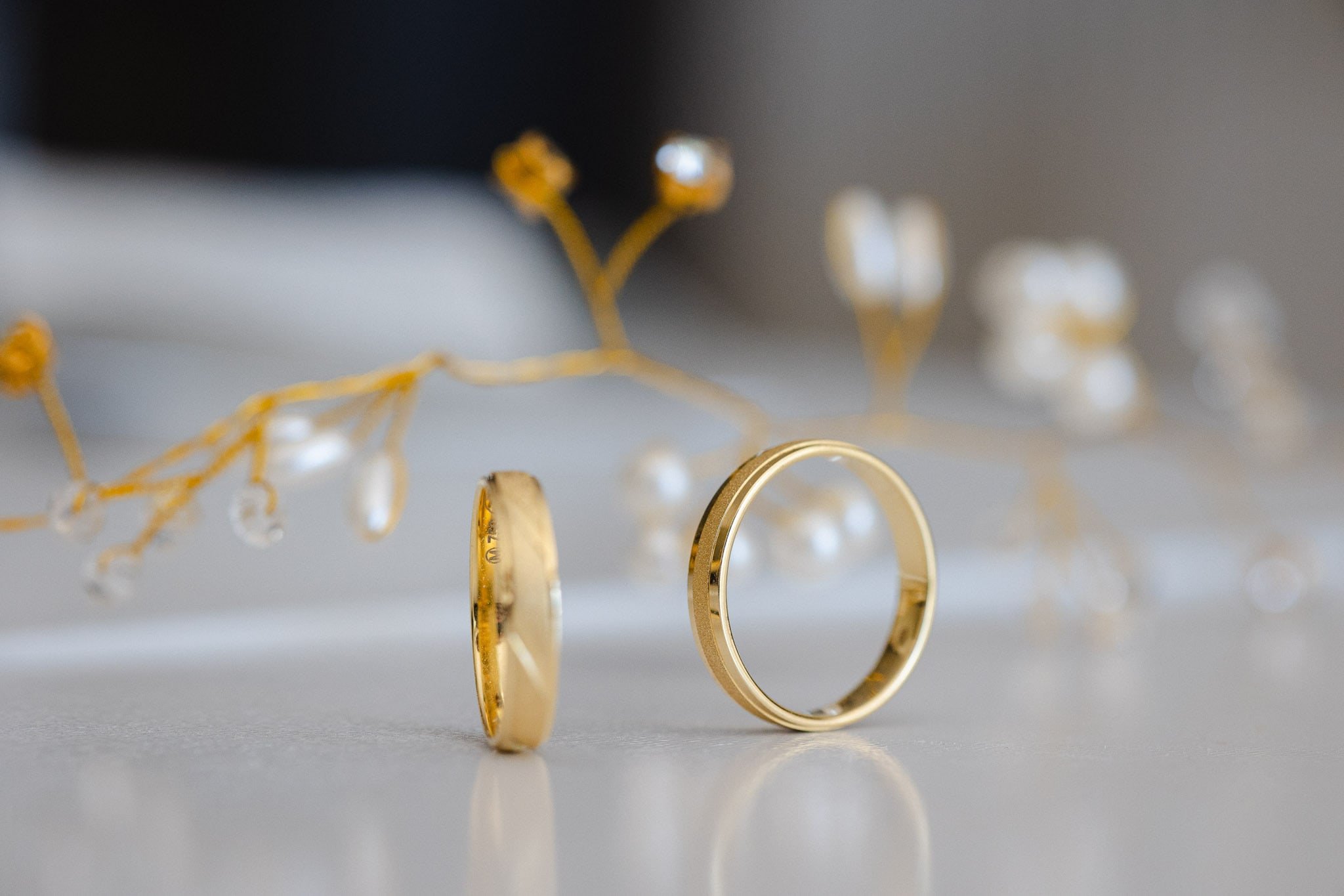Deux alliances de mariage côte à côte, symbole de l’union de mariage