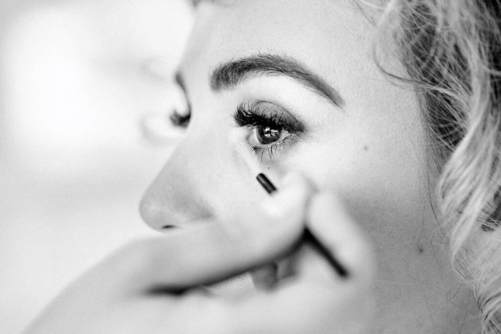 detail d'un moment maquillage par Once Upon a Day duo photo et video de mariage en Alsace