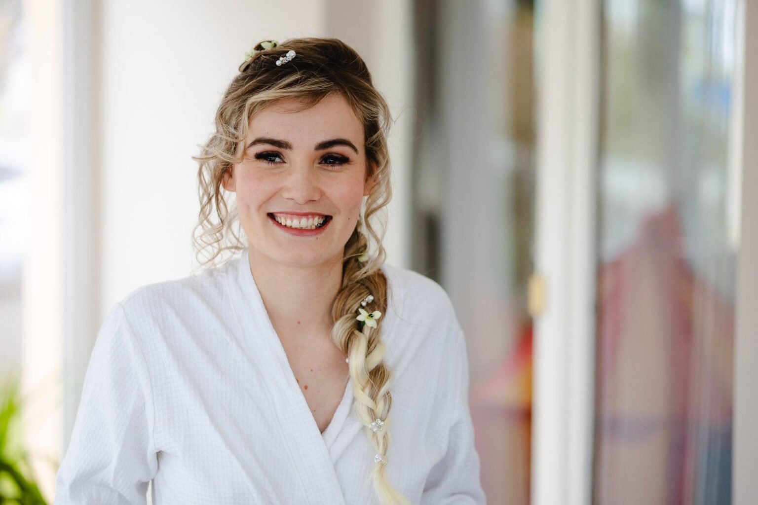 la mariée qui vient de finir son maquillage avant d'enfiler sa robe par Once Upon a Day duo photo et video de mariage en Alsace