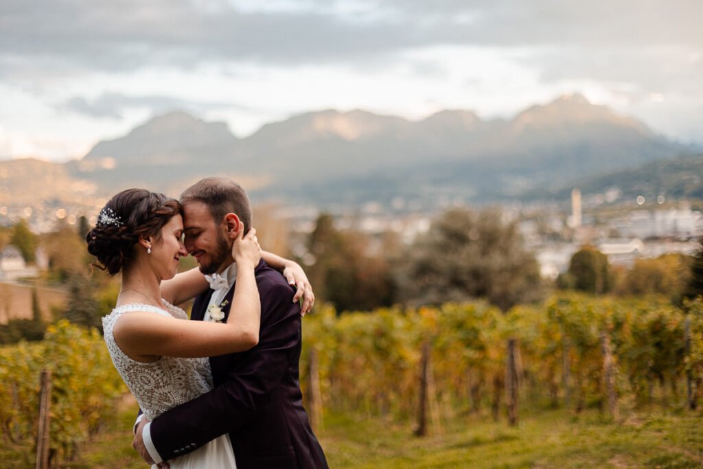 Photo de couple en mariage en automne par Once Upon a Day duo photo et video de mariage en Alsace