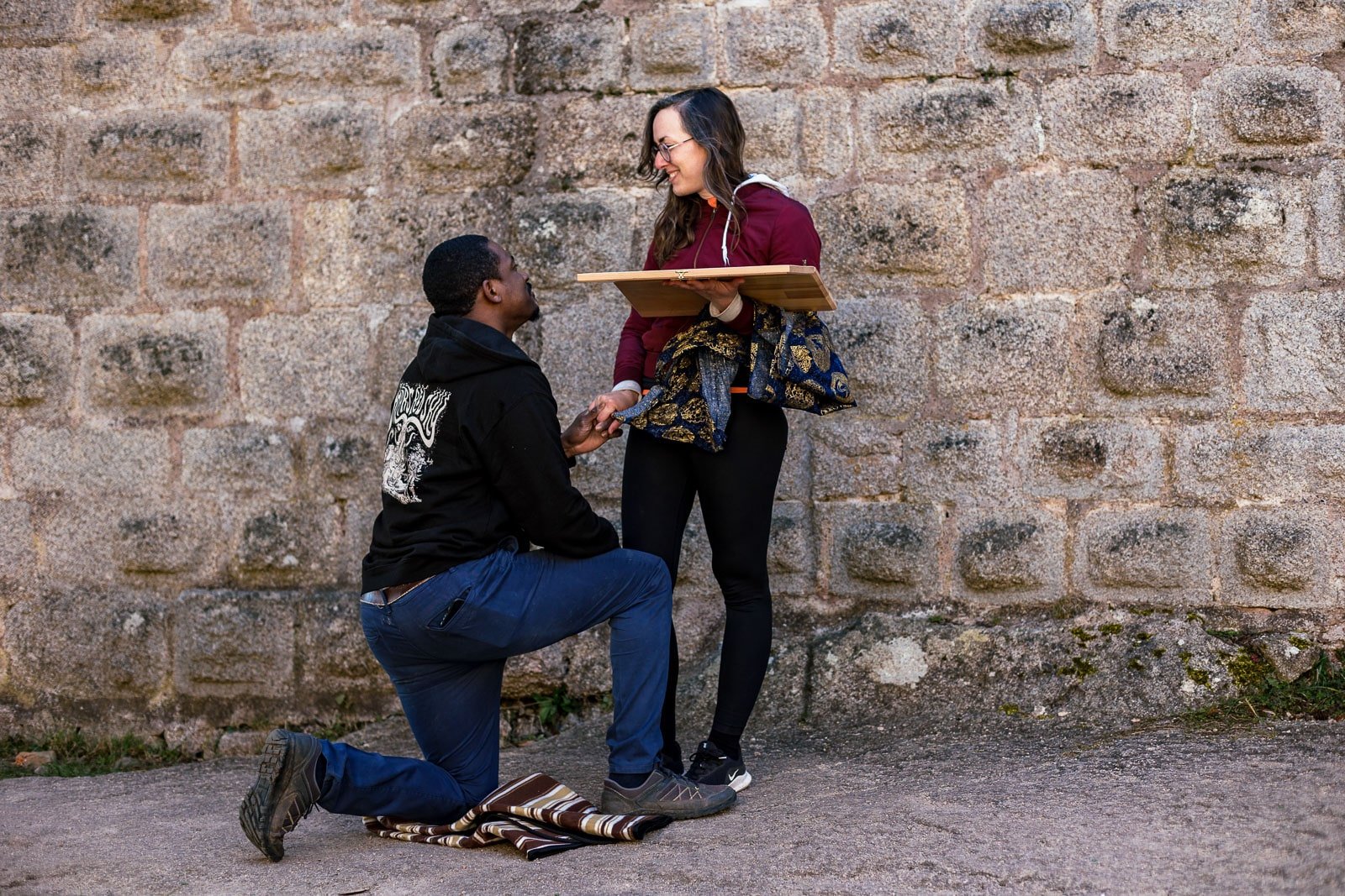 le futur marié fait sa demande en mariage dans un chateau en Alsace par Once Upon a Day duo photo et video de mariage en Alsace