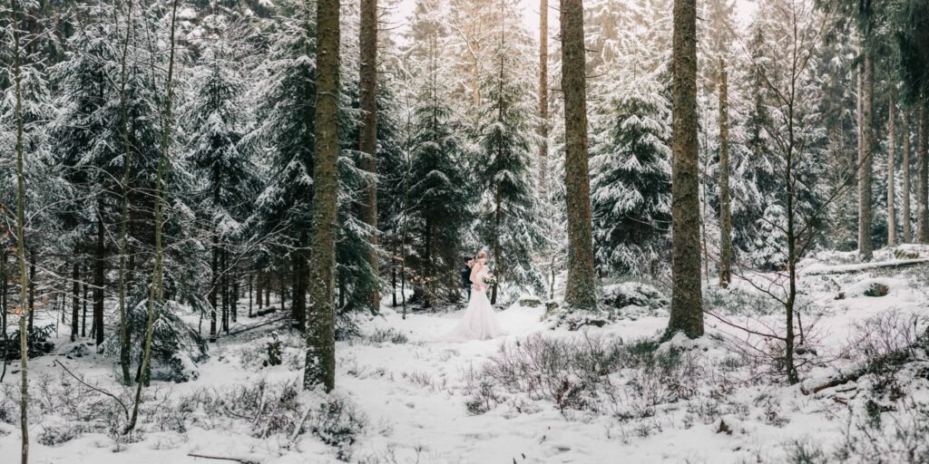 Seance photo de mariage dans les bois au Champ du feu en Alsace