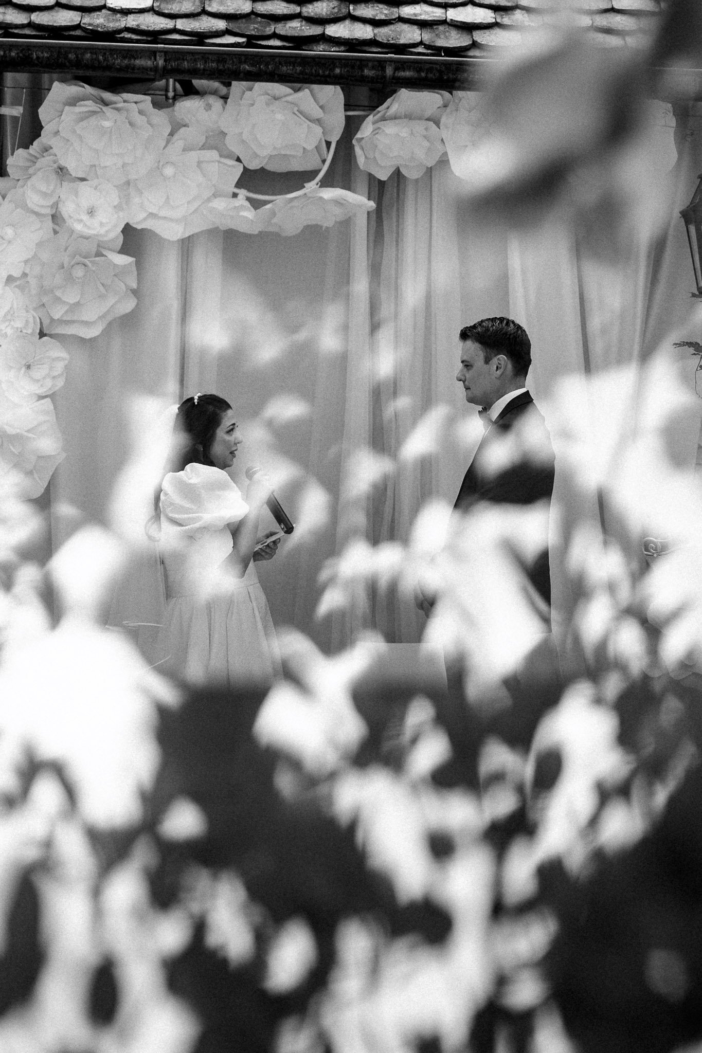 Echange de voeux pendant uen Cérémonie Laïque en Alsace par Once Upon a Day duo photo et video de mariage en Alsace