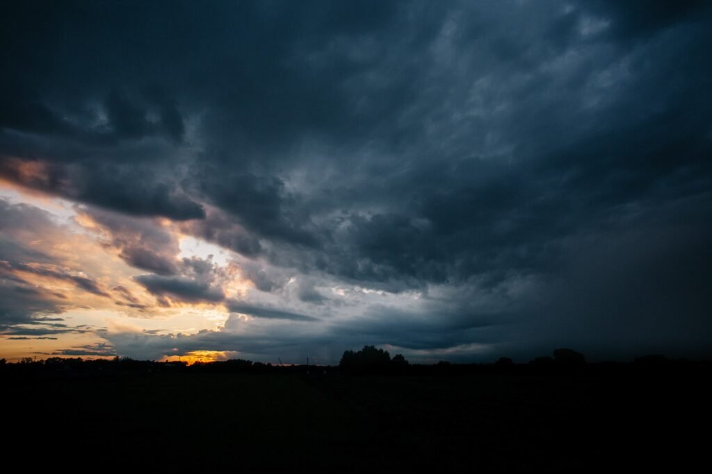 Ciel menacant de pluie pendant un mariage par Once Upon a Day duo photo et video de mariage en Alsace