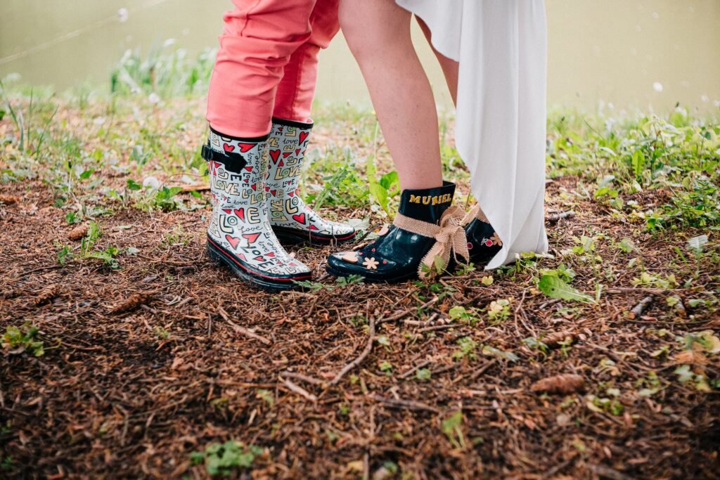 un couple de mariées en bote pendant leur mariage sous la pluie par Once Upon a Day duo photo et video de mariage en Alsace