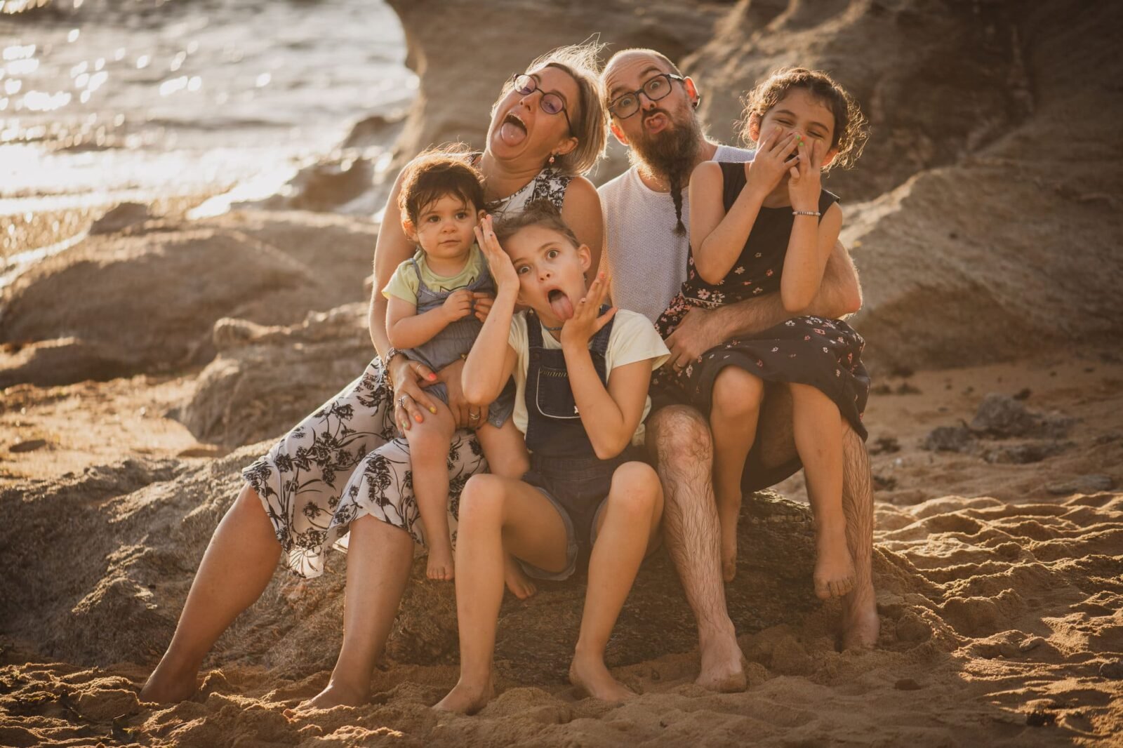 Portrait de famille de Laetitia et Clément Renaut avec leurs enfants, fondateurs du studio Once Upon A Day en Vendée