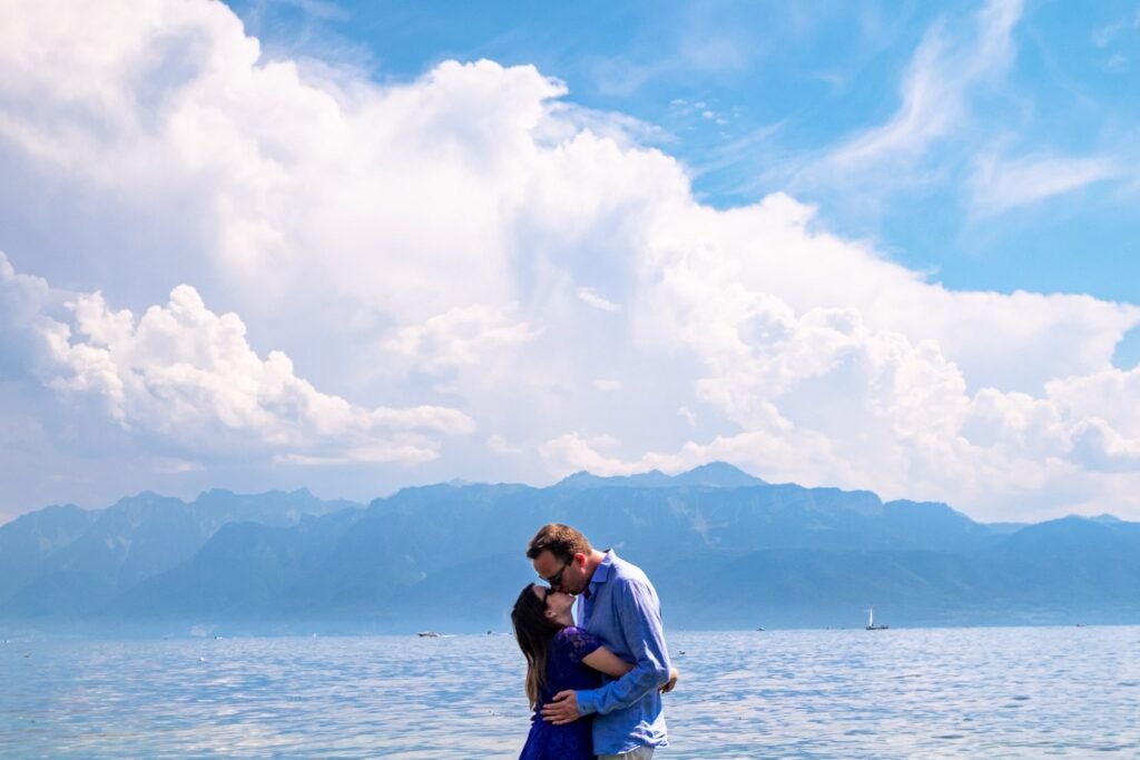 Seance engagement sur les bords du lac Leman en Suisse par Once Upon a Day duo photo et video de mariage en Alsace